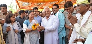 मुख्यमंत्री श्रीमती वसुन्धरा राजे का बिठूर (अजमेर) शिविर में नसीराबाद विधायक श्री रामनारायण गुर्जर स्वागत करते हुए।