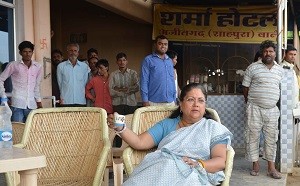 मुख्यमंत्री श्रीमती वसुन्धरा राजे पडासोली ग्राम के पास एक ढाबे पर चाय पीते हुए