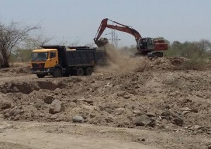 मुख्यमंत्रा जल स्वावलम्बन अभियान के तहत अजमेर जिले की ग्राम पंचायत ब्यावरखास में सामाजिक सरोकार के कार्य के तहत एल एण्ड टी कंपनी संकन पौण्ड की खुदाई व मिट्टी की ढुलाई अत्याधुनिक मशीनों द्वारा करते हुए।