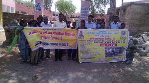 टाॅडगढ़ के समीप ग्राम बराखन  में प्रवेशोत्सव के तहत प्रभात फैरी दौरान राजकीय आदर्श उच्चमाध्यमिक विद्यालय बराखन के  उपस्थित छात्रा, शिक्षक व अन्य ग्रामीण।