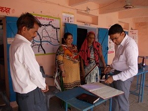 चिकित्सा विभाग के सरकारी आवासों पर कर रखे कब्जो का निरक्षण करते हुए 