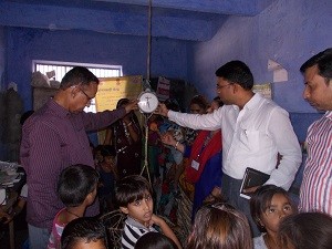सीसवाली आंगनबाड़ी प्रथम का निरक्षण करते सीईओ बारां