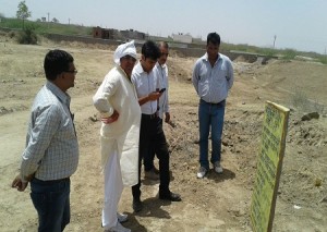 जिले के प्रभारी मंत्राी व खाद्य, नागरिक आपूर्ति एवं उपभोक्ता मामलात मंत्राी श्री हेमसिंह भडाणा, मुख्यमंत्राी जल स्वावलम्बन अभियान के तहत ग्राम पंचायत देलवाडा में शेरा की बावड़ी के जीर्णाेंद्धार कार्य का अवलोकन करते हुए। 
