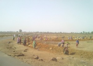भवरगढ़ मनरेगा कार्यस्थल पर तपती धुप में काम करते श्रमिक