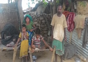 शाहाबाद ब्लॉक के गुडरमाल निवासी विकलांग का परिवार