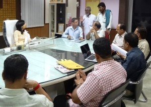 जिला परिषद में जनसुनवाई करते हुए जिला प्रमुख वंदना नोगिया एवं उपस्थित अधकारी एवं ग्रामीणजन