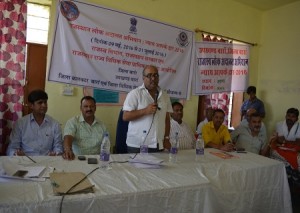 प्रभारी मंत्री शिविर में संबोधित करते हुए।