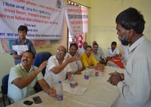 परिवादी की समस्या के समाधान के निर्देश देते प्रभारी मंत्री व प्रभारी सचिव