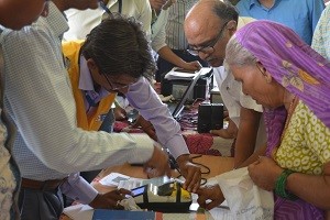 माइक्रो एटीएम से आहरण की प्रक्रिया समते प्रभारी मंत्री