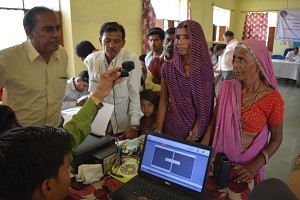 शिविर स्थल पर आधार कार्ड रजिट्रेशन कराते हेतु