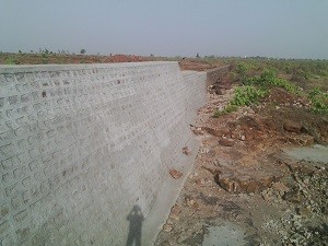 मरम्मत के पश्चात रातई बांध के वेस्टवेयर की दीवार
