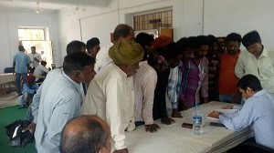 उपखण्ड अधिकारी श्री आशीष गुप्ता ग्राम पंचायत सुहावा के अटल सेवा केंद्र में राजस्व प्रकरणों का निस्तारण करते हुए
