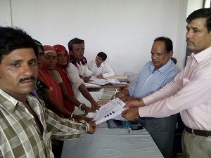 उपखण्ड अधिकारी श्री जगदीश नारायण बैरवा वंचित पुत्रियों का नाम विरासत में दर्ज़ कर बहनों और भाइयों को खातेदारी की प्रति सौंपते हुए ।