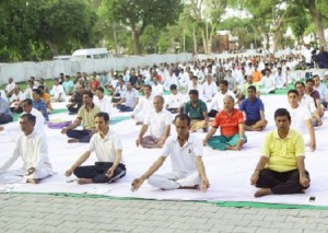 अन्तर्राष्ट्रीय योग दिवस के मौके पर सुभाष उद्यान में ध्यान की मुद्रा में  विधायक श्री शंकर सिंह रावत एवं जनसमुदाय। 