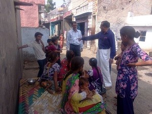 प्रवेशोत्सव कार्यक्रम के तहत प्रधानाचार्य नारायणसिंह पंवार के नेतृत्व में शिक्षकगण विभिन्न मौहल्लों में अभिभावकों से सम्पर्क करते हुए।