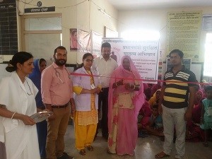 सामुदायिक स्वास्थ्य केन्द्र टाॅडगढ़ पर प्रधानमंत्राी सुरक्षित मातृत्व अभियान के तहत फीता काटकर सेवाओं का शुभारम्भ करती टाॅडगढ़ सरपंच श्रीमती रेखा कंवर, साथ में मौजूद हैं चिकित्सक, नर्सिंग स्टाफ व गणमान्य नागरिक । 