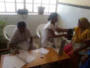 सामुदायिक स्वास्थ्य केन्द्र टाॅडगढ़ पर प्रधानमंत्राी सुरक्षित मातृत्व अभियान के तहत गर्भवती महिलाओं की जांच व परामर्श करते चिकित्सक व नर्सिंग स्टाफ। 