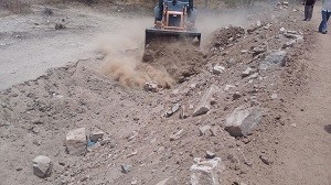ब्यावरखास में अतिक्रमण हटाने संबंधी कार्यवाही करवाते अधिकारी एवं जेसीबी द्वारा अतिक्रमण हटाने  की कार्यवाही। 