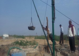  मुख्यमंत्राी जल स्वावलम्बन अभियान के तहत श्रीसीमेन्ट द्वारा शेरा की बावड़ी से मलबा व कीचड़ निकालने का कार्य करते श्रमिक