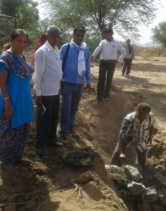 ग्राम पंचायत जालिया प्रथम के गांव सोवनिया में नायब तहसीलदार श्री श्री योगेश अग्रवाल के निर्देश पर बीसलपुर प्रोजेक्ट की भूमि का सीमाज्ञान एवं नींव की खुदाई कर पत्थर के पिलर बनवाते अधिकारी।