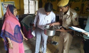 आंगनबाड़ी केन्द्र पर पोषाहार की जांच करते हुए