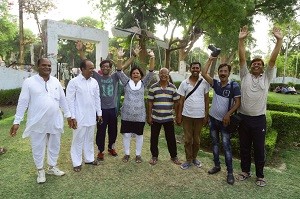 अन्तर्राष्ट्रीय योग दिवस के मौके पर ब्यावर के सुभाष उद्यान में हास्य योग की मुद्रा करते प्रेस व मीडिया प्रतिनिधि एवं अन्य। 