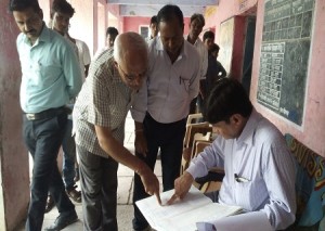 अध्यापकों की उपस्थिति चेक करते जिला कलक्टर