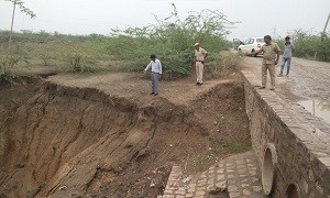 गजनपुरा के पास पुलिया का निरीक्षण करते जिला कलक्टर।