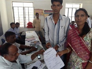 केकड़ी उपखण्ड के ग्राम पंचायत मेवदाकलां में आयोजित शिविर में दादा की विरासत में नाम दर्ज़ कर पौते धनराज व पौती मैना को राजस्व रिकार्ड की प्रति सौंपते हुए उपखण्ड अधिकारी जगदीशनारायण बैरवा।