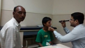 अजमेर के मित्तल हॉस्पिटल में आयोजित नि:शुल्क कृत्रिम नेत्र लैंस प्रत्यारोपण शिविर में नेत्र रोगियों की जांच कर परामर्श देते हुए डॉ. विनीत चंडक।