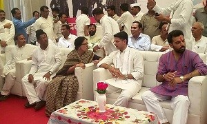 कांग्रेस द्वारा आयोजित समारोह में मंचासीन लक्ष्यराज सिंह मेवाड़, सचिन पायलेट, डॉ. गिरीजा व्यास, मांगी लाल गरासिया व अन्य
