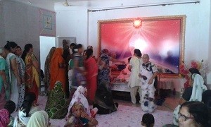 कार्यक्रम में प्रसाद लेते केंद्र अनुयायी