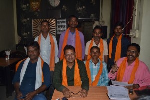 मामले की जानकारी देते मंच के पदाधिकारी।