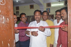 सिलाई व मेंहदी की प्रदर्षनी का उदघाटन करते विधायक रामपाल।