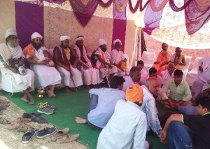 पूर्णाहुति के दौरान मौजूद संत