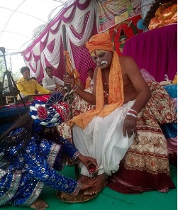 कथा में सुदामा के चरण धोते श्रीकृश्ण।