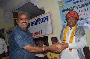 षिविर में श्रीफल माला से विधायक का स्वागत करते पदम कुमार अग्रवाल।