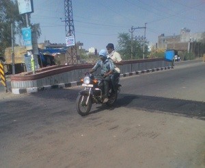 कोटा रोड पर नवनिर्मित स्पीडब्रेकर