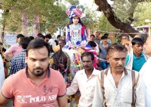 बारात के दौरान दुल्हे रूप में श्रीकृश्ण की झांकी।