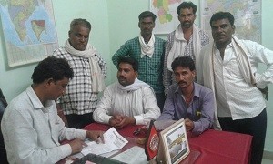 मंडी सचिव को ज्ञापन देते किसान कांग्रेस पदाधिकारी। 