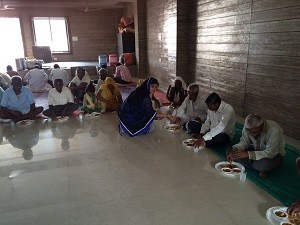 श्रीमती उर्मिला जैन भाया सोमवती अमावस्या के अवसर पर निषक्तजनों को भोजन कराते हुए