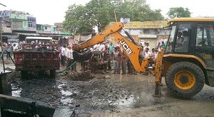 सीसवाली प्रताप चौक बस स्टेण्ड के नाले की सफाई करती जेसीबी मशीन