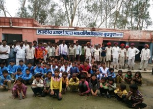 डाबी-बुधपुरा के सेकेण्डरी स्कूल के ताले लगा कर विरोध करते  ग्रामीण और छात्र छात्राऐं