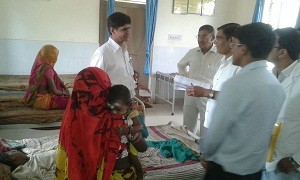 IMG-एमटीसी_वार्ड_का_निरीक्षण_करते_जिला_कलक्टर2