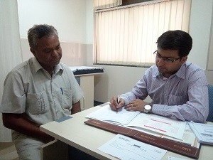 किडनी के कैंसर से पीडि़त ब्यावर निवासी प्रभू सिंह को परामर्श देते मित्तल हॉस्पिटल के यूरोलॉजिस्ट डॉ. अभिनव कुमार।
