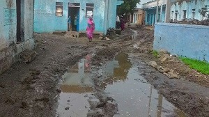 पाजनटोरि गांव के मुख्य रास्ते में कीचड़ से आमजन परेसान