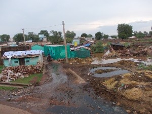मामोनी गांव में जमा कीचड़ 
