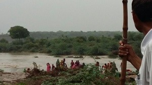 बचाव कार्य के दौरान जुटी भीड़