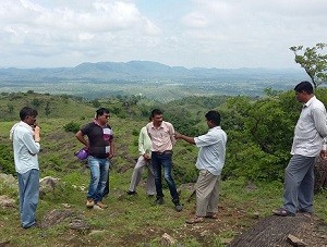 मुख्यमंत्राी जल स्वावलम्बन अभियान के द्वितीय चरण के तहत ग्राम मेड़िया में जल संरक्षण के कार्य हेतु सर्वे करते स्थानीय जनप्रतिनिधि