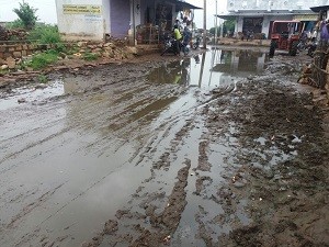 खण्डेला के मुख़्य मार्ग में जमा कीचड़